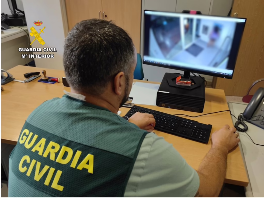 La Guàrdia Civil deté en Calp a una cuidadora per estafar més de 30.000 euros a una anciana