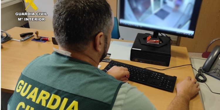 La Guàrdia Civil deté en Calp a una cuidadora per estafar més de 30.000 euros a una anciana