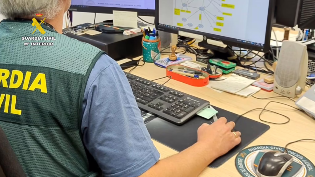 Alteà i 14 persones més, investigades per fraus que ascendeixen a 393.000 euros mitjançant smishing i vishing Alteà i 14 persones més, investigades per fraus que ascendeixen a 393.000 euros mitjançant smishing i vishing