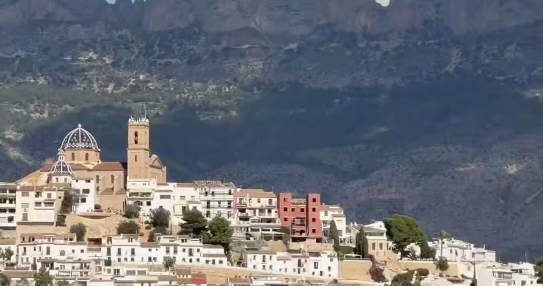 Un nou paisatge s’està desbloquejant a Altea: Les antigues torres d’estil àrab d’Altea reviuen en forma d’hotel al carrer Santa Bàrbara Un nou paisatge s’està desbloquejant a Altea: Les antigues torres d’estil àrab d’Altea reviuen en forma d’hotel al carrer Santa Bàrbara