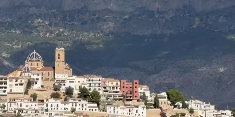 Un nou paisatge s’està desbloquejant a Altea: Les antigues torres d’estil àrab d’Altea reviuen en forma d’hotel al carrer Santa Bàrbara Un nou paisatge s’està desbloquejant a Altea: Les antigues torres d’estil àrab d’Altea reviuen en forma d’hotel al carrer Santa Bàrbara