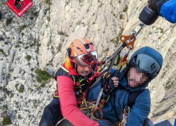 Rescatades dues persones al Puig Campana després de quedar exhaustes a 300 metres d’altura