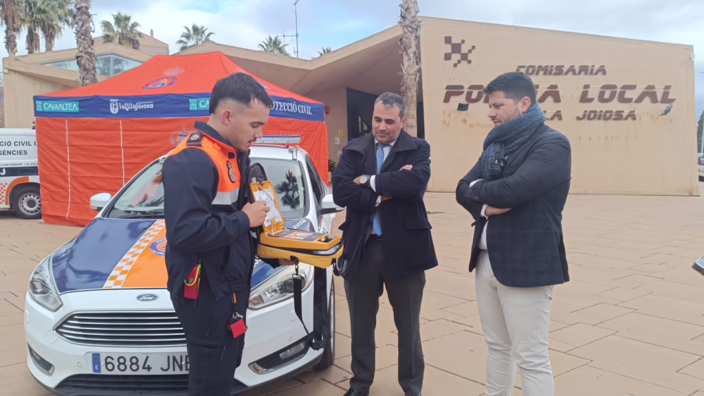 La Fundació Caixaltea dona dos desfibril·ladors a Protecció Civil de La Vila Joiosa