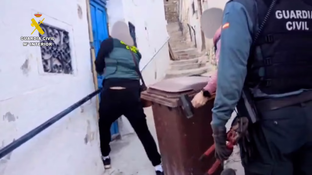 La Guàrdia Civil ha desmantellat un grup dedicat a robatoris en obres i venda de droga a la Vila Joiosa i Finestrat La Guàrdia Civil ha desmantellat un grup dedicat a robatoris en obres i venda de droga a la Vila Joiosa i Finestrat