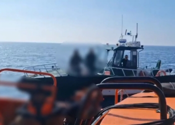 Rescaten una dona embarassada en una pastera amb quinze persones prop de la costa Rescaten una dona embarassada en una pastera amb quinze persones prop de la costa