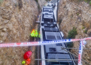 Un cotxe cau a les vies del TRAM a la Vila Joiosa i obliga a interrompre la línia 1