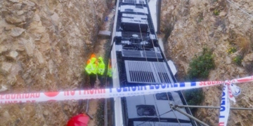 Un cotxe cau a les vies del TRAM a la Vila Joiosa i obliga a interrompre la línia 1