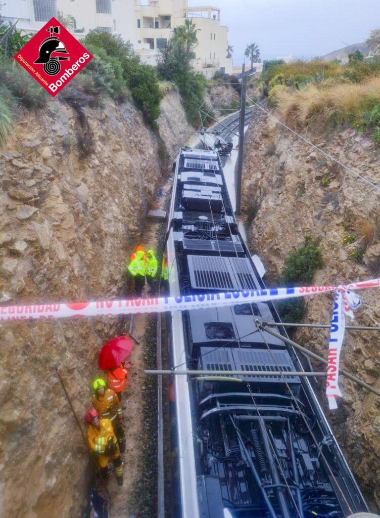 Un cotxe cau a les vies del TRAM a la Vila Joiosa i obliga a interrompre la línia 1