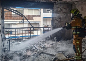 Incendi en un habitatge del carrer Rei en Jaume I d’Altea obliga a evacuar un edifici