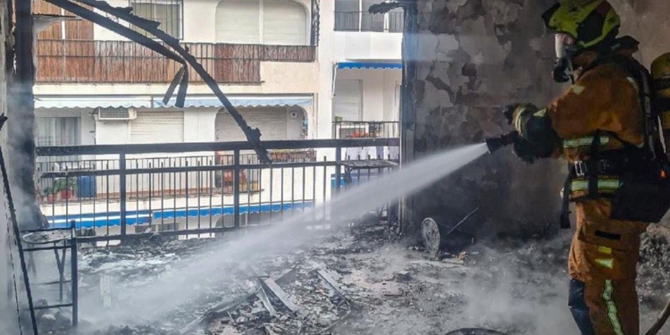 Incendi en un habitatge del carrer Rei en Jaume I d’Altea obliga a evacuar un edifici