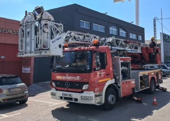 Els bombers realitzen un salvament de colmena 🐝 al sostre d’un gimnàs d’Altea