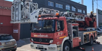 Els bombers realitzen un salvament de colmena 🐝 al sostre d’un gimnàs d’Altea