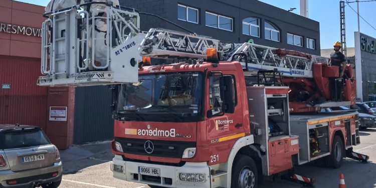 Els bombers realitzen un salvament de colmena 🐝 al sostre d’un gimnàs d’Altea