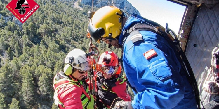 Rescatada una dona de 59 anys a la Serra de Bèrnia amb una possible fractura al colze després d’una caiguda Rescatada una dona de 59 anys a la Serra de Bèrnia amb una possible fractura al colze després d’una caiguda