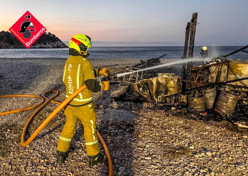 Un incendi calcina completament un xiringuito de platja en Altea