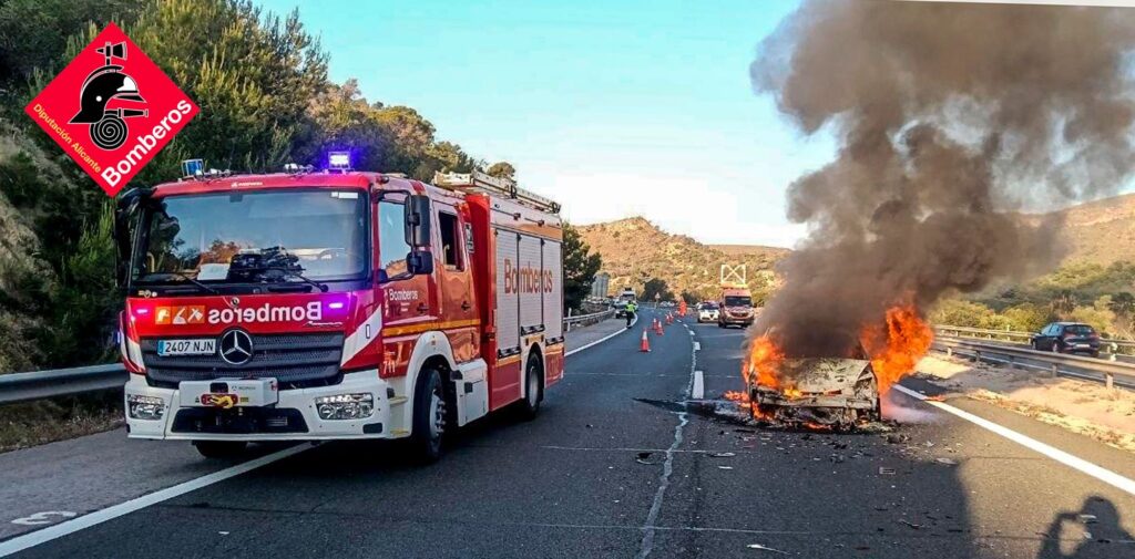 Incendi d’un vehicle a l’AP-7 a la Vila Joiosa després d’un accident amb quatre vehicles implicats