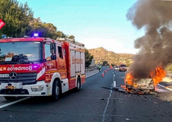 Incendi d’un vehicle a l’AP-7 a la Vila Joiosa després d’un accident amb quatre vehicles implicats Incendi d’un vehicle a l’AP-7 a la Vila Joiosa després d’un accident amb quatre vehicles implicats