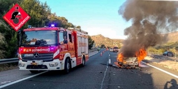 Incendi d’un vehicle a l’AP-7 a la Vila Joiosa després d’un accident amb quatre vehicles implicats