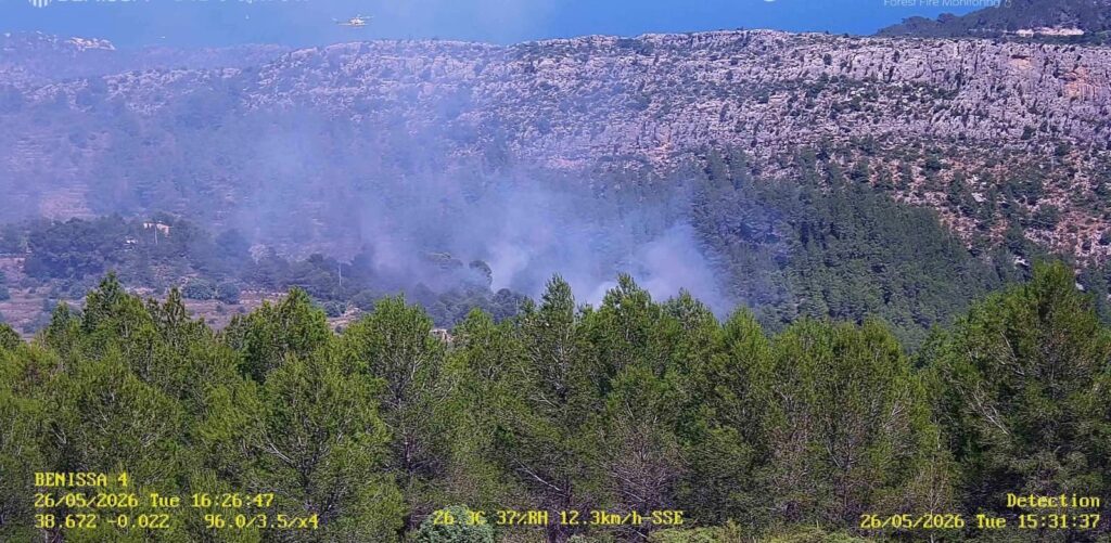 Incendi forestal en marxa a la partida de Pinos de Benissa amb desplegament de mitjans aeris Incendi forestal en marxa a la partida de Pinos de Benissa amb desplegament de mitjans aeris