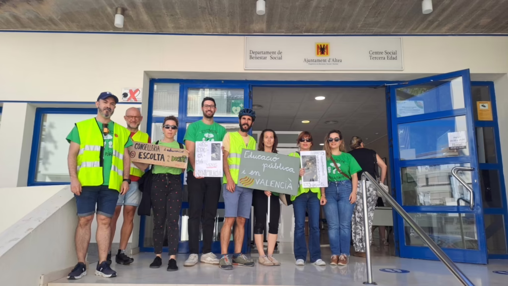 Docents alteans identificats per la Guàrdia Civil durant un piquet informatiu contra la desaparició dels auxiliars de conversa d’anglés