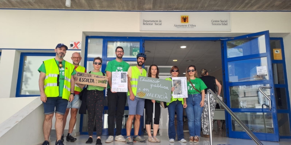 Docents alteans identificats per la Guàrdia Civil durant un piquet informatiu contra la desaparició dels auxiliars de conversa d’anglés