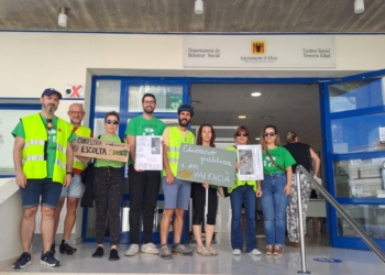 Docents alteans identificats per la Guàrdia Civil durant un piquet informatiu contra la desaparició dels auxiliars de conversa d’anglés