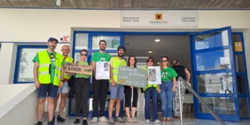 Docents alteans identificats per la Guàrdia Civil durant un piquet informatiu contra la desaparició dels auxiliars de conversa d’anglés
