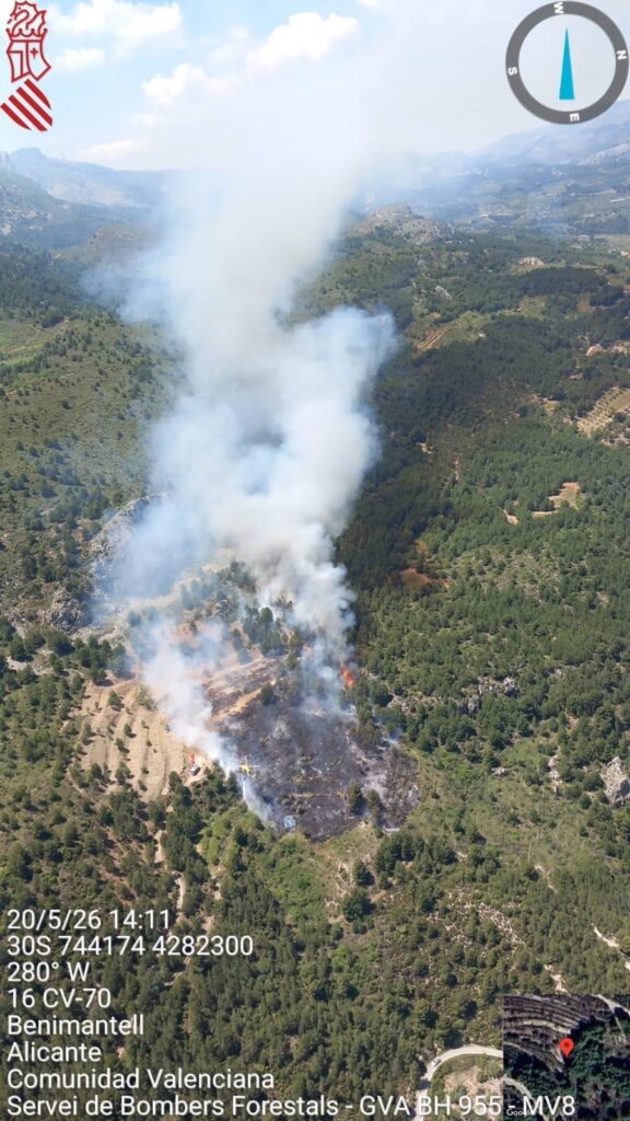 Mobilitzat un ampli dispositiu aeri i terrestre per un incendi forestal a Benimantell