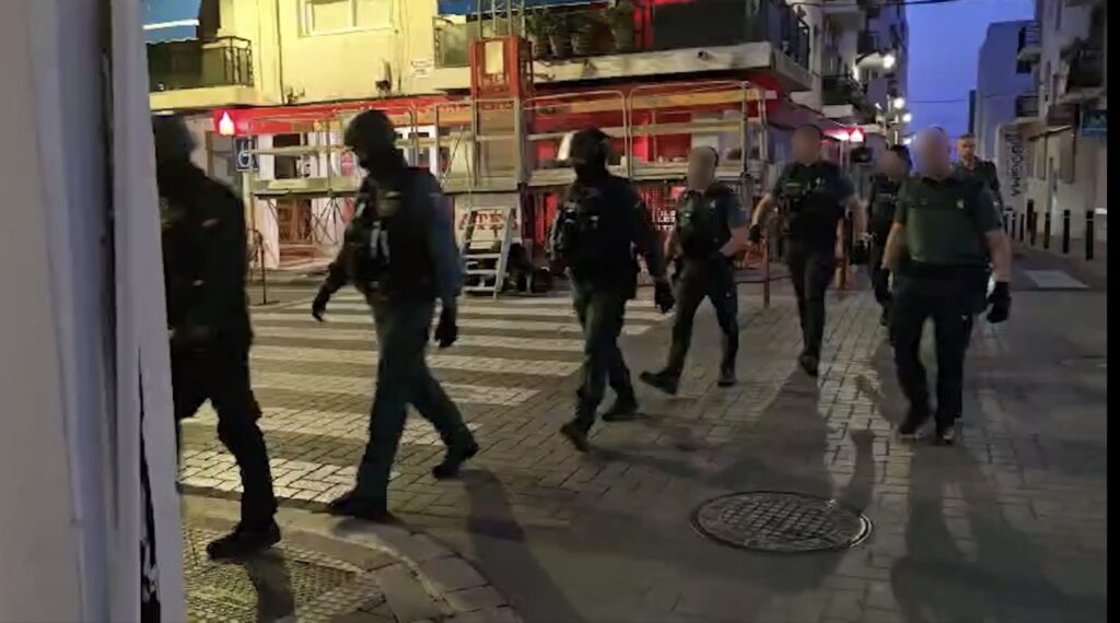 La Guàrdia Civil deté 17 persones per assaltar dones majors a Altea i l’Albir i robar-los les joies [video]