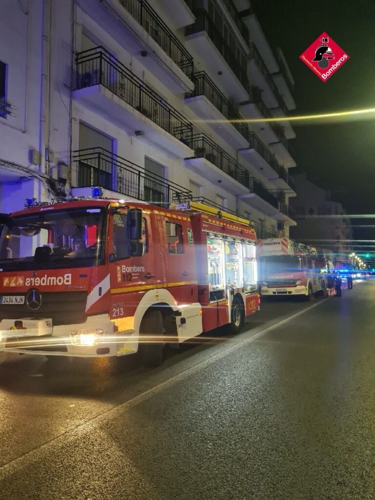 Un home és traslladat a l’hospital després de ser localitzat en parada cardiorespiratòria durant un incendi a Altea esta matinada Un home és traslladat a l’hospital després de ser localitzat en parada cardiorespiratòria durant un incendi a Altea esta matinada