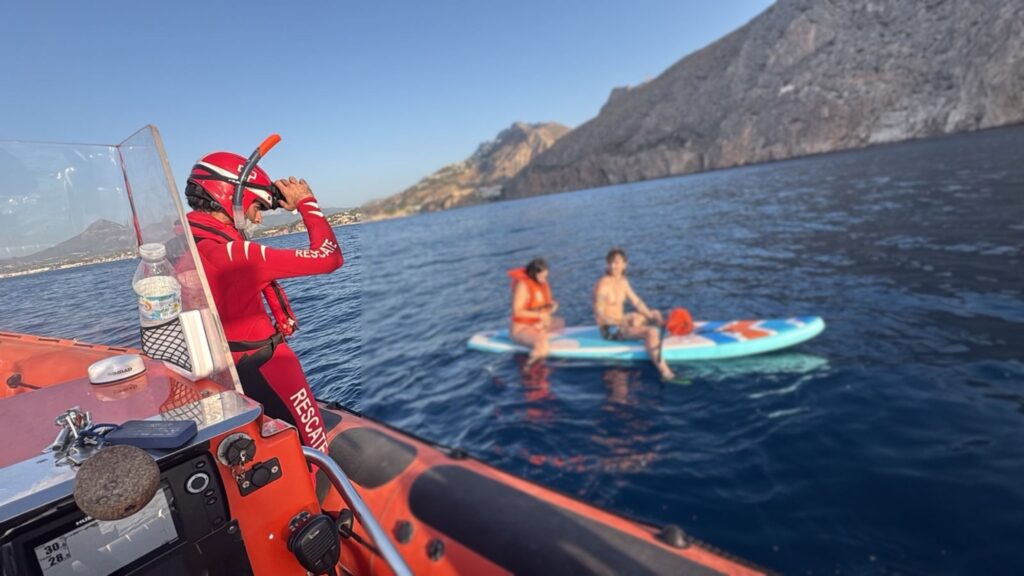 Creu Roja rescata dues persones a la deriva en una taula de paddle surf al Morro del Toix