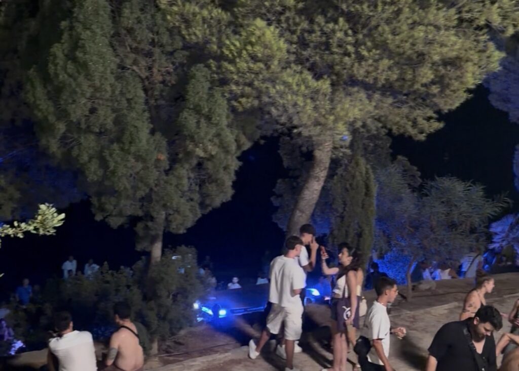 Sabor agridolç en el Castell de l’Olla: Els colors plenen el cel i la mar amb un final espectacular, i una carcassa cau a la platja amb ferits lleus
