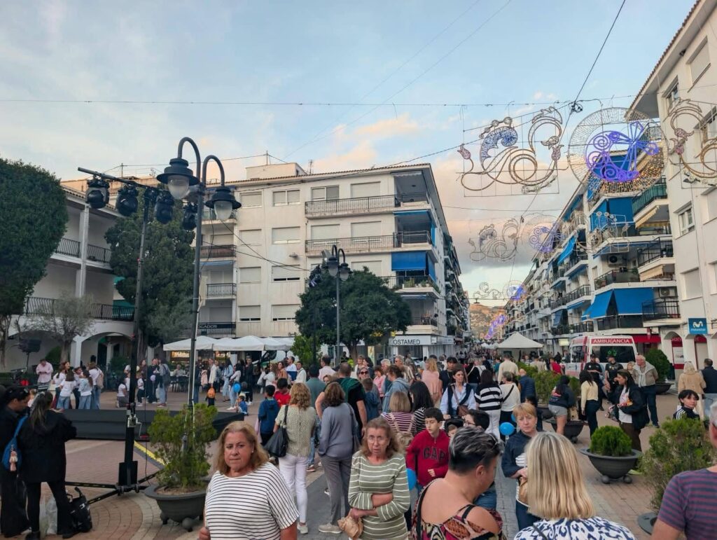 Vora 75 comerços participen en la segona Nit del Comerç d’Altea