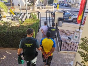 La Guàrdia Civil deté a Calp a dos homes acusats d’agredir i robar a dues persones
