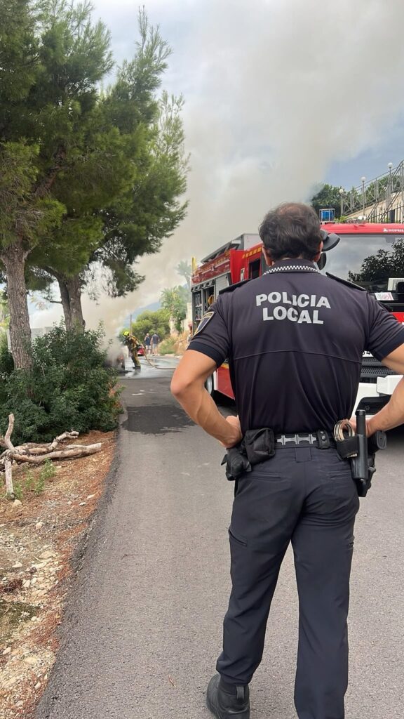 Un incendi calcina un vehicle a Sierra Altea sense causar ferits